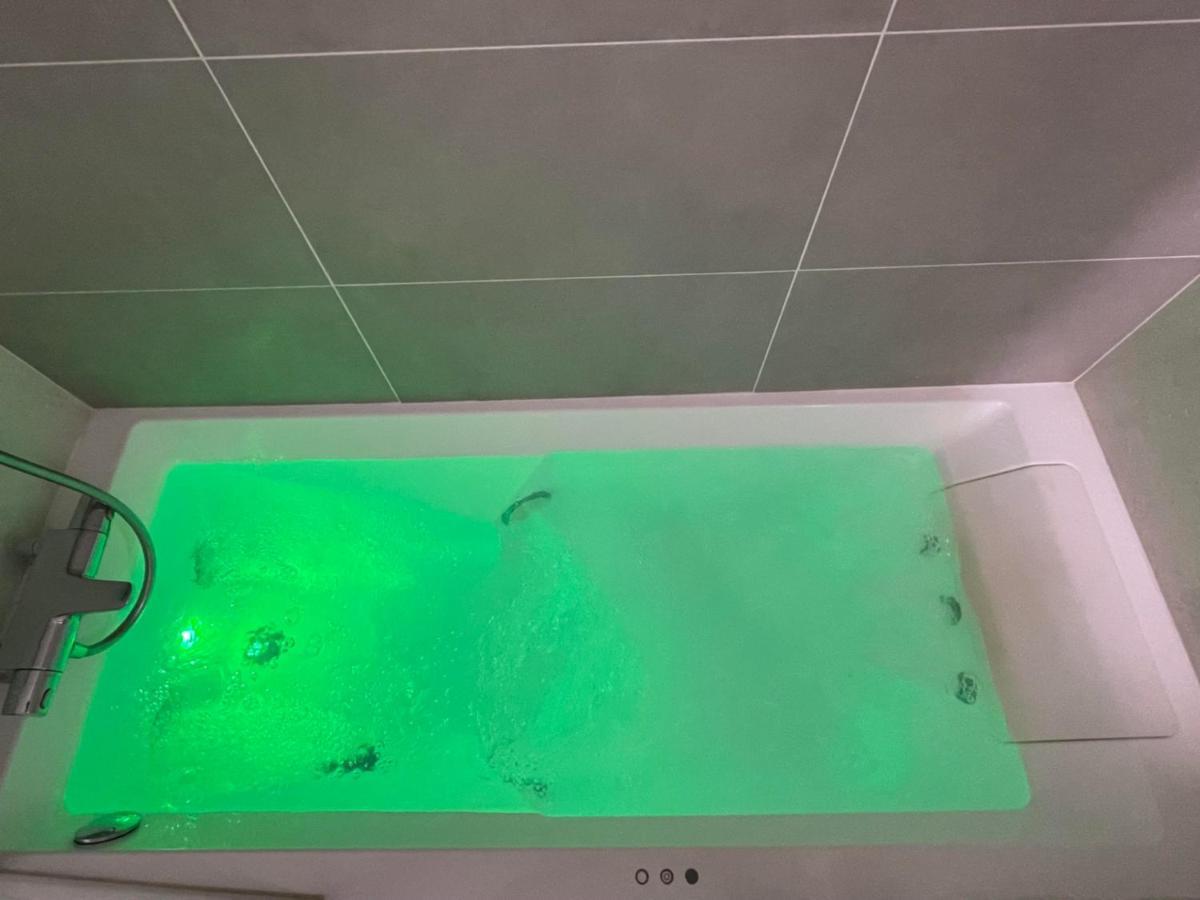 Charmant Logement Avec Jacuzzi Mantes-la-Jolie Esterno foto