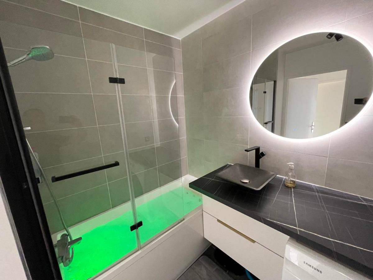 Charmant Logement Avec Jacuzzi Mantes-la-Jolie Esterno foto